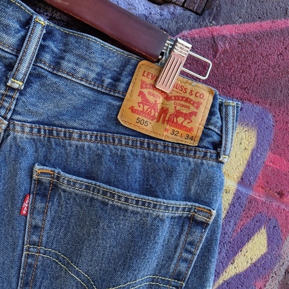 Distressed high waisted Levi's shorts - Picture 5 of 8